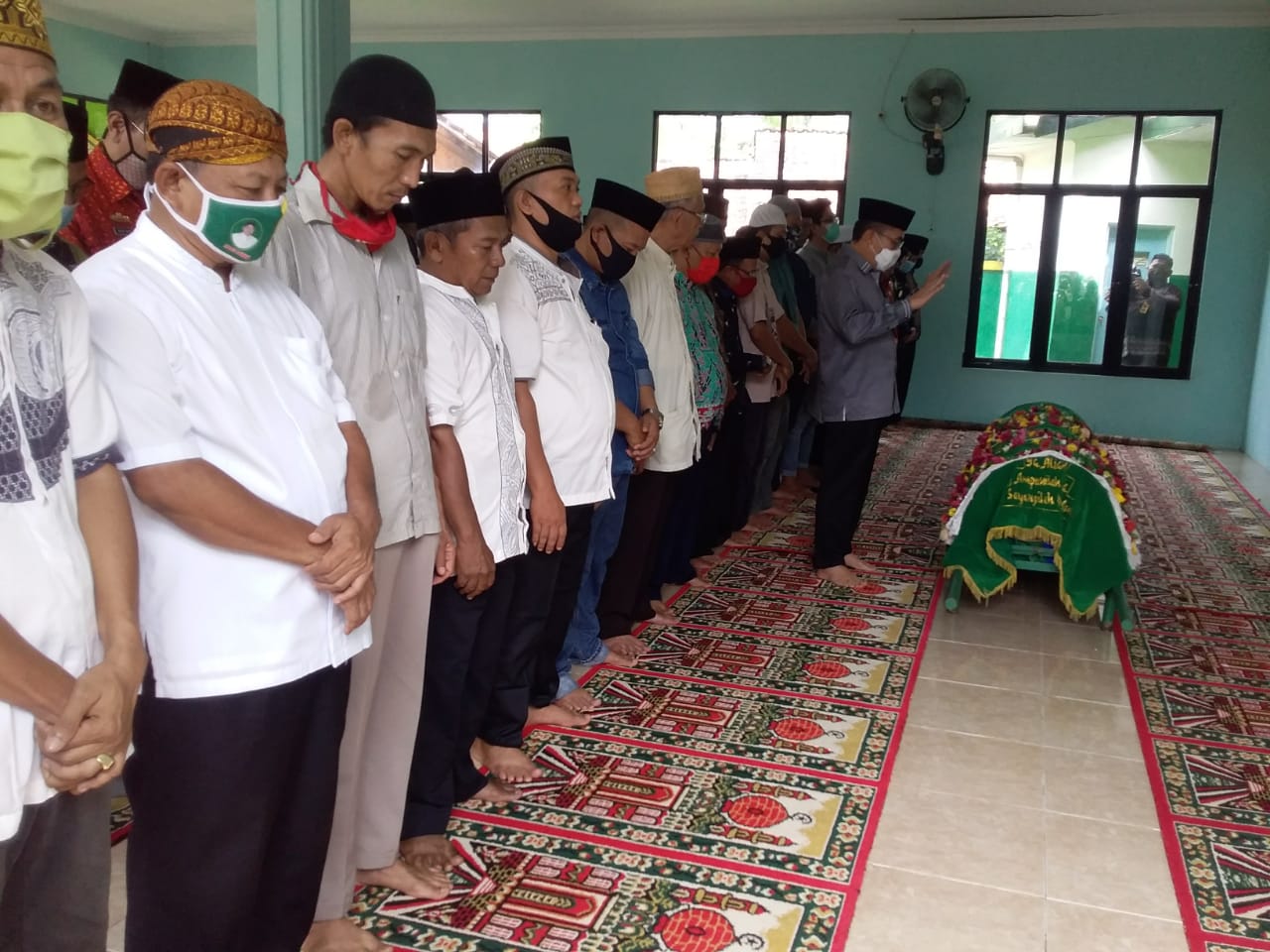 Mantan Bupati Lamtim Dimakamkan di Samping Ayahanda