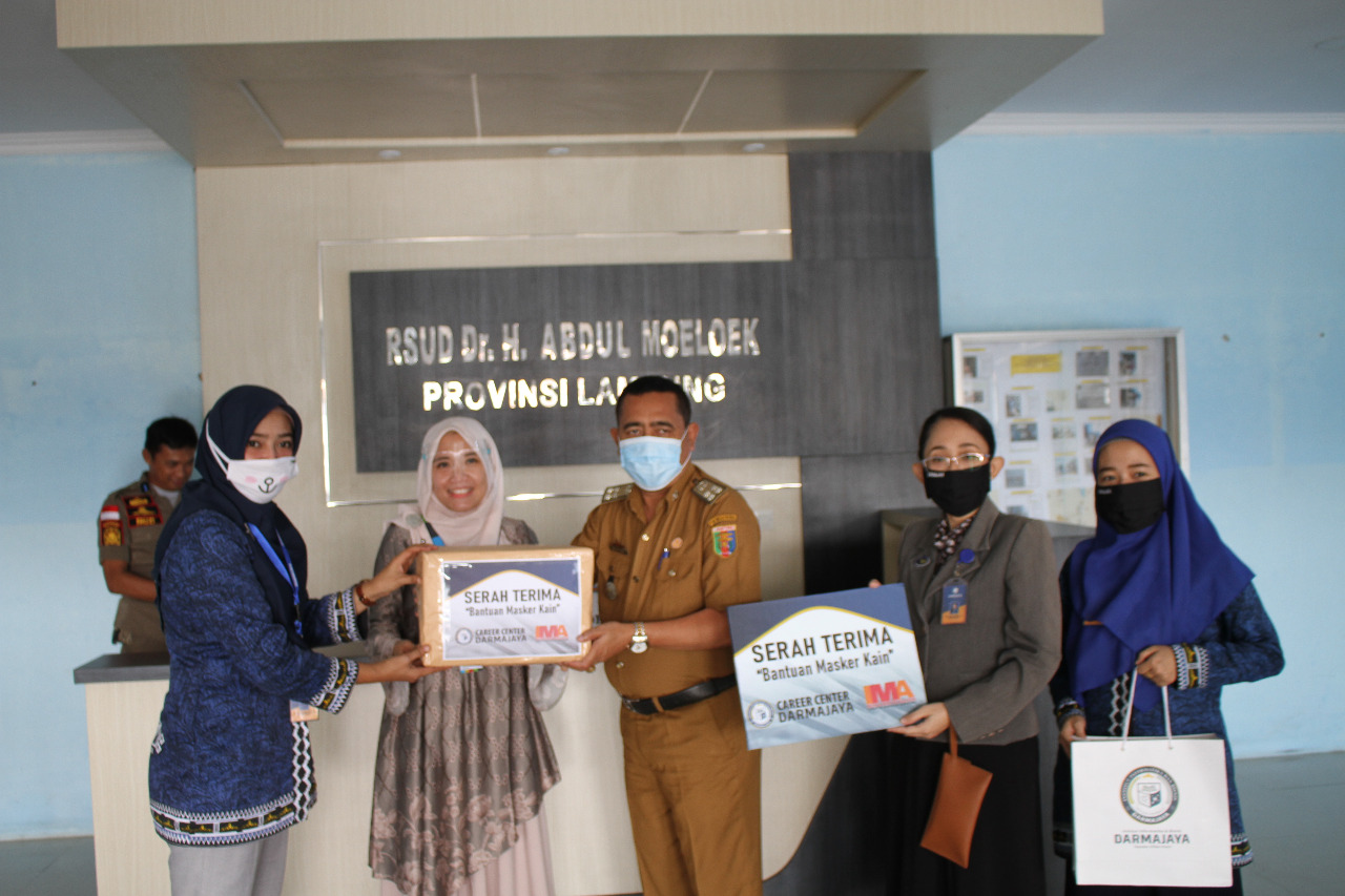 Career Center IIB Darmajaya bersama IMA Lampung Sumbang Masker ke RSUDAM