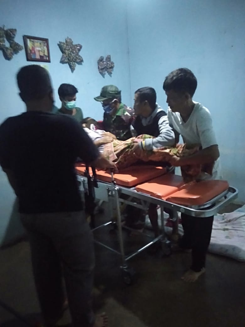 Babinsa Campang Raya Koramil 410-04/TKT Evakuasi Warga yang Sakit