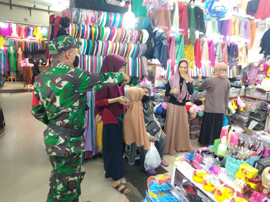 Pasar Bambu Kuning di Sisir Kodim 0410/KBL Bersama Gugus Tugas Covid19 Kota Balam Laksanakan Penegakan Protoko