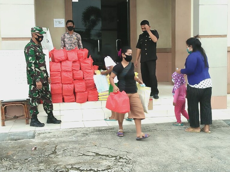 Babinsa Kelurahan Ketapang Koramil 410-01/PJG Melaksanakan Pengamanan Pada Pembagian Beras