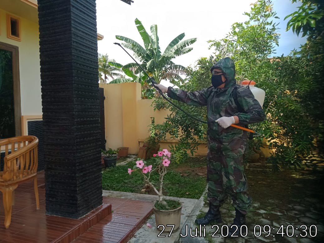 Semprotkan Disinfektan di Pemukiman Warga, Koramil 410-06/KDT Antisipasi Penyebaran Covid-19