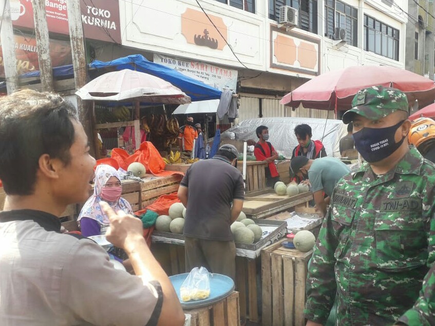 Kodim 0410/KBL Bersama Gugus Tugas Covid19 Laksanakan Penegakan Disiplin Kesehatan di Pasar Smep