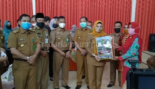 Bupati Tanggamus Launching Penyerahan Bantuan Operasional dan Pakaian Olahraga untuk Posyandu