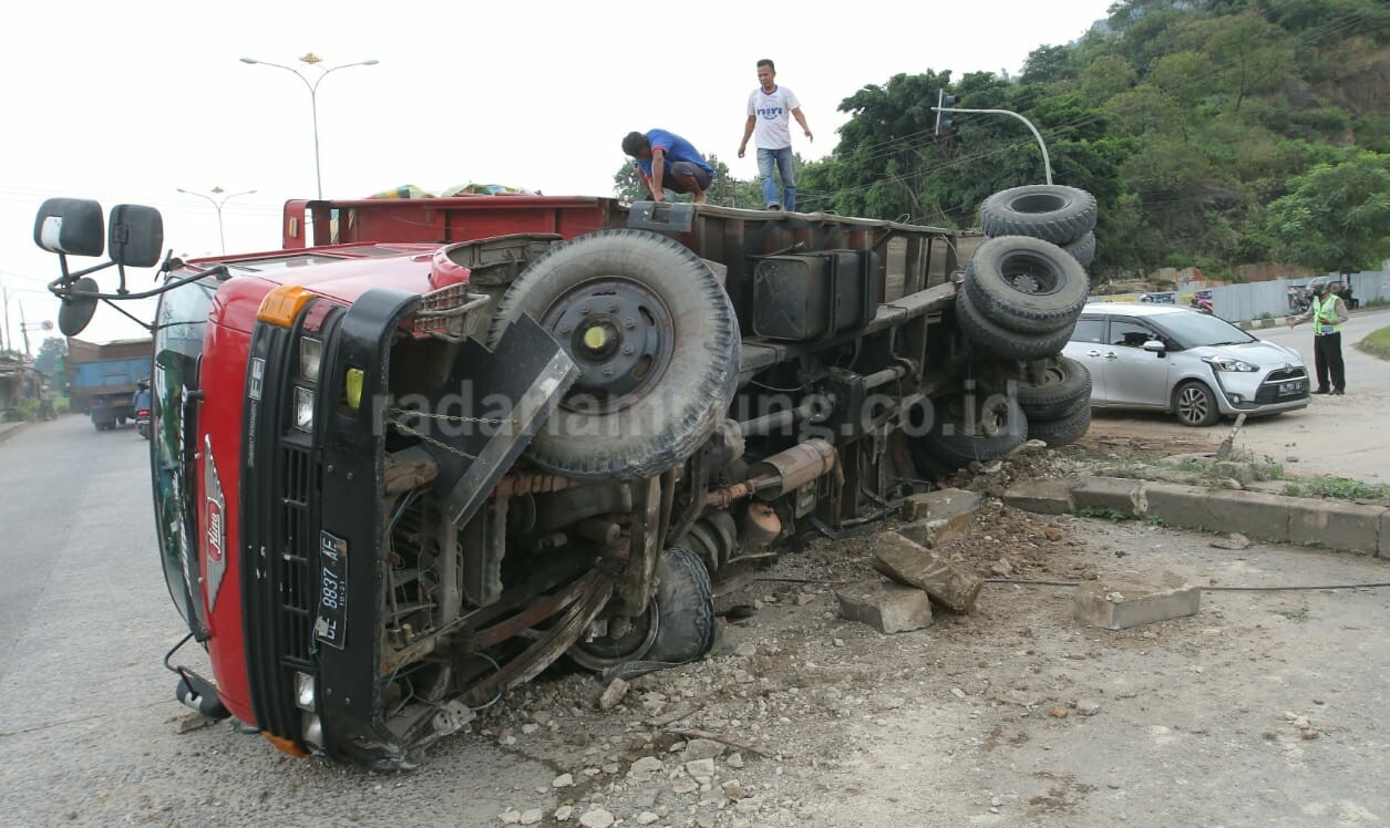 Rem Blong, Truk Ekspedisi Hantam Median Jalan dan Terguling