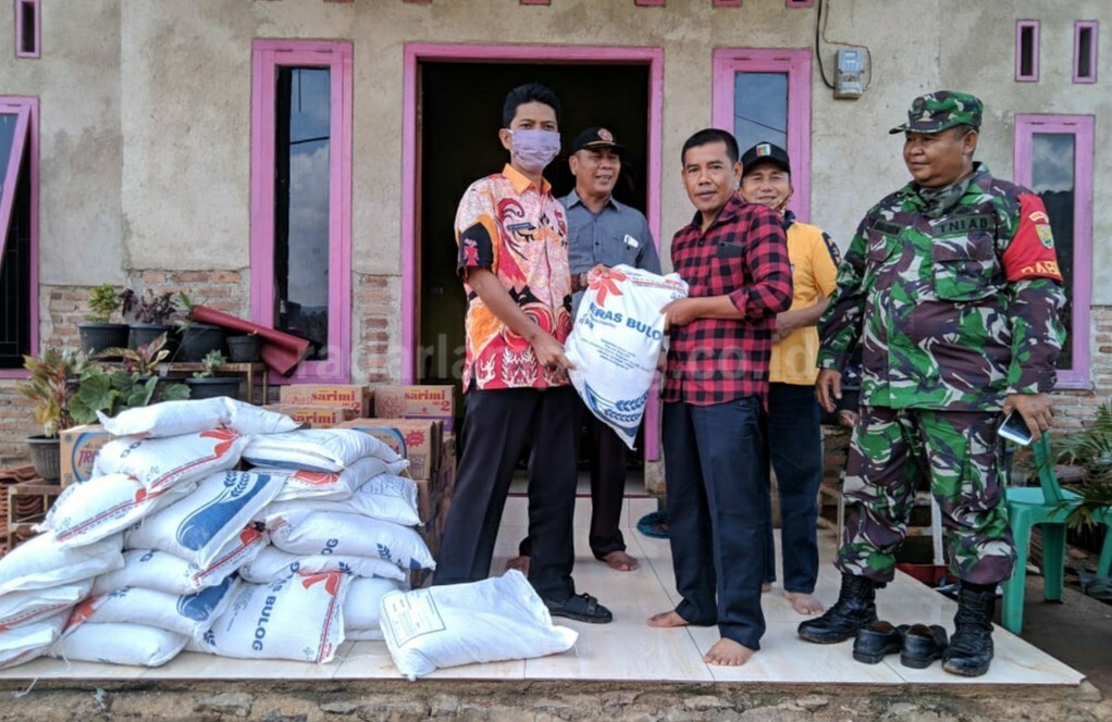BPBD-Dissos Pesawaran Bantu Korban Puting Beliung di Kedondong