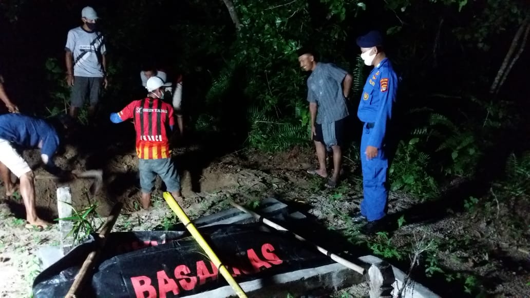 Jenazah Anonim di Pantai Limus Akhirnya Dimakamkan