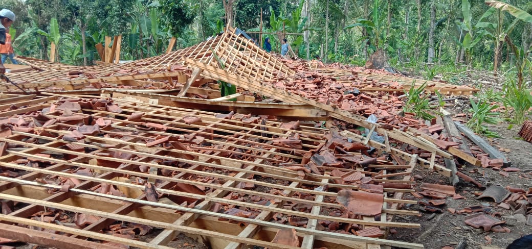 Angin Puting Beliung di Bangkunat, Satu Rumah Hancur