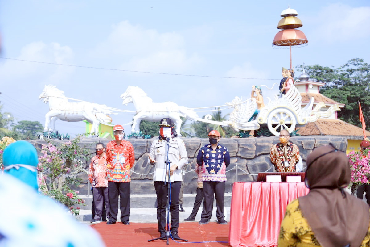 Winarti Resmikan Taman Bermain Anak dan Serahkan BLT