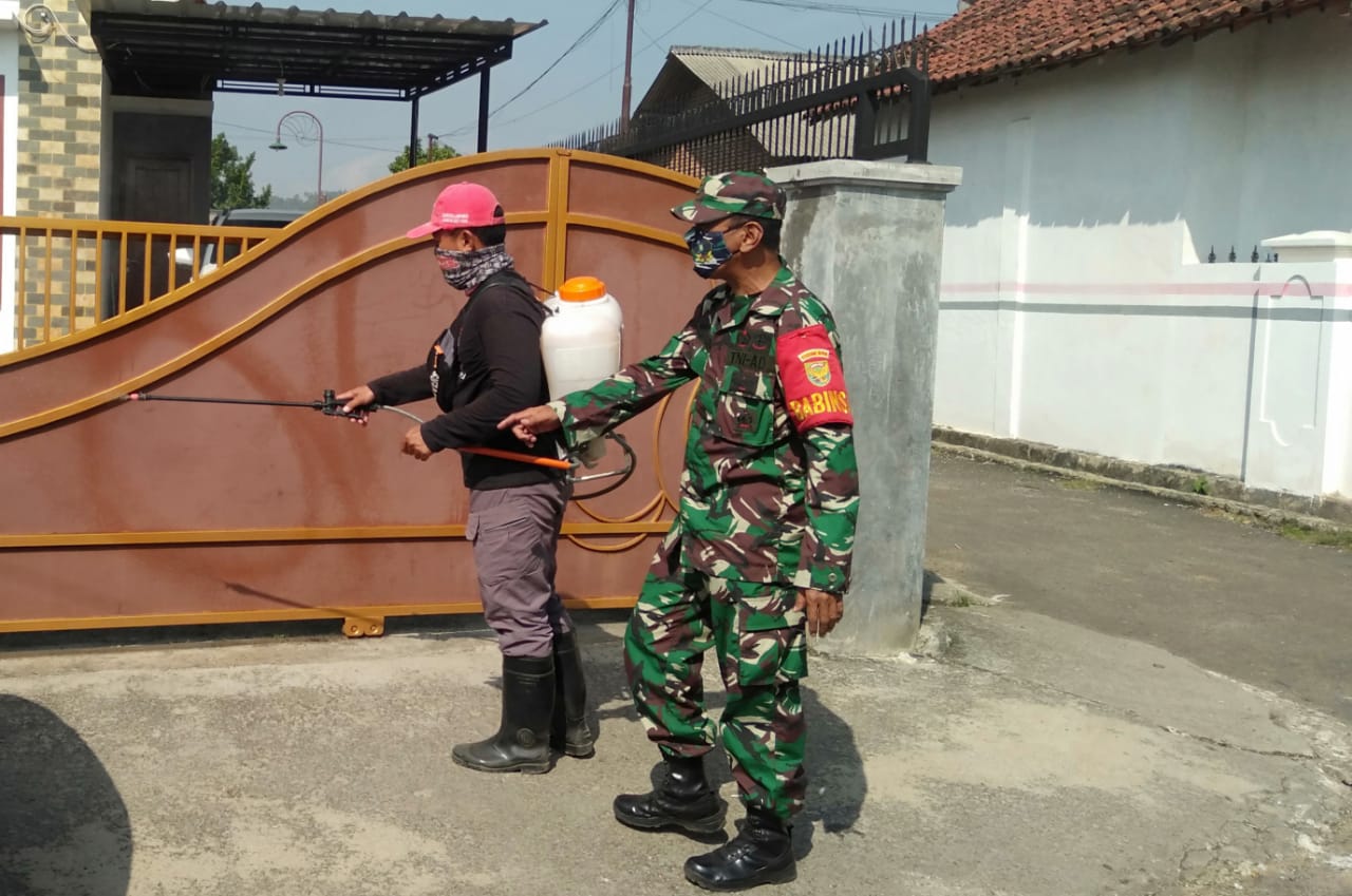 Babinsa Langkapura Baru Dampingi Tim Penyemprotan Disinfektan Pengajian MT Rahmad Hidayat