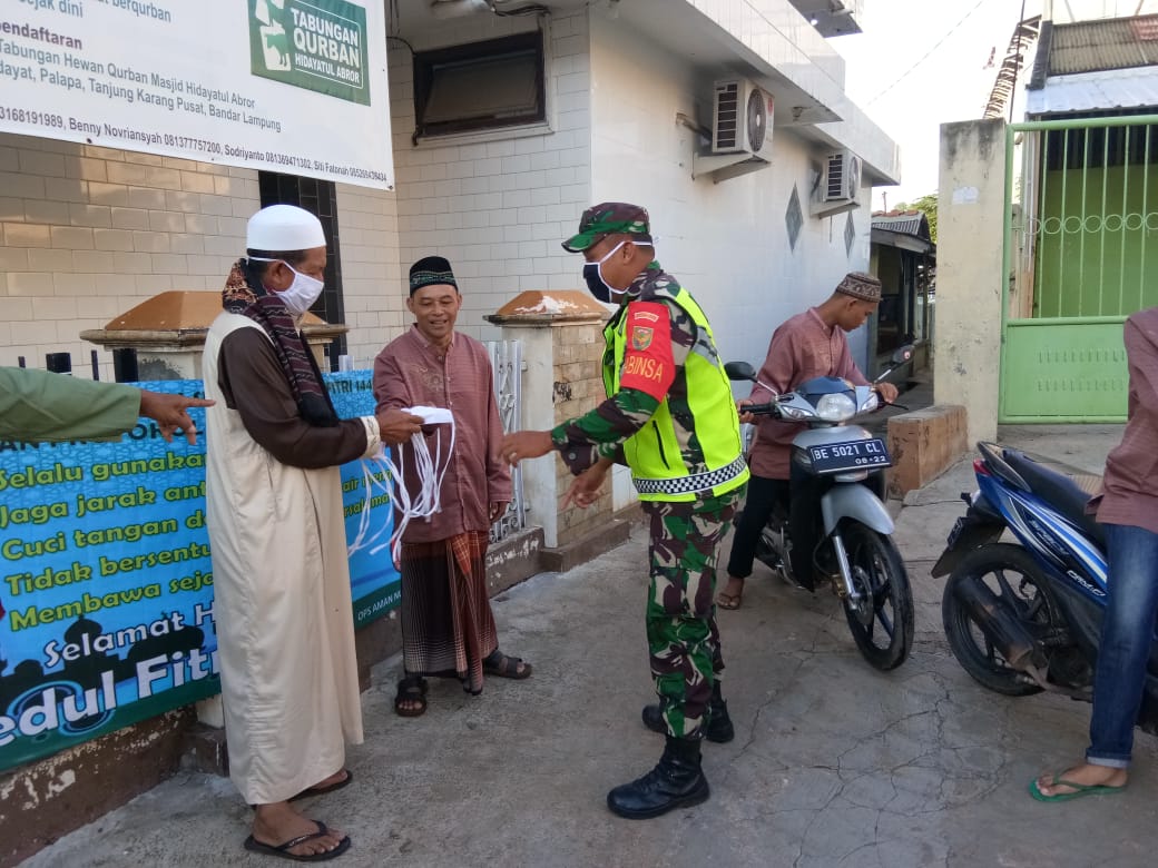 Jelang Idul Adha Babinsa Koramil 410-05/TKP Bagikan Masker