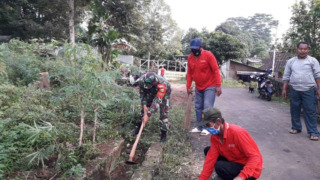 Babinsa Garuntang Laksanakan Kegiatan Gotong Royong