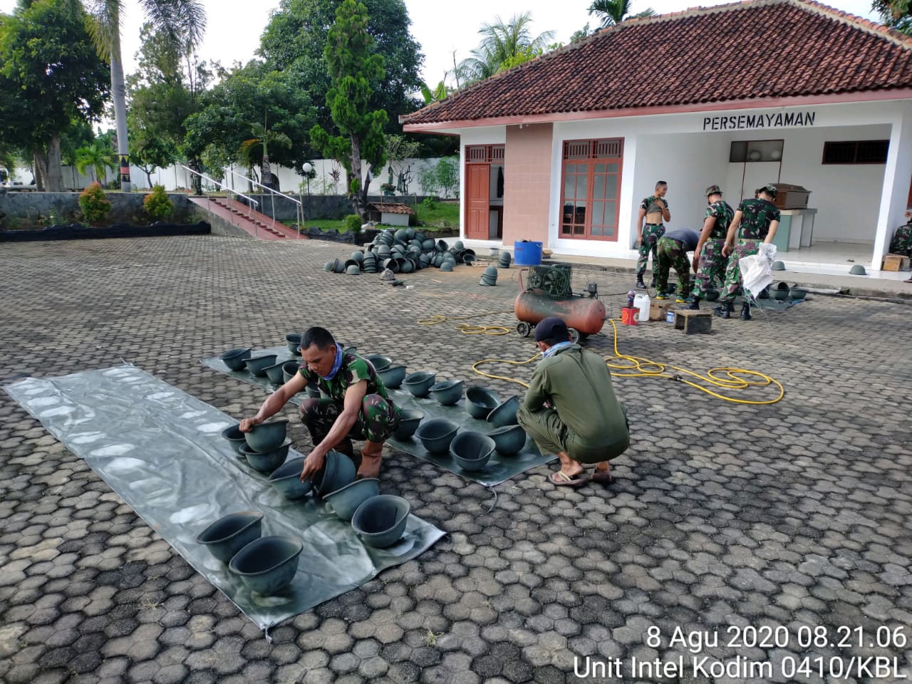 Karya Bhakti TNI Sambut HUT RI ke-75 Lakukan Pengecatan dan Pembersihan TMP