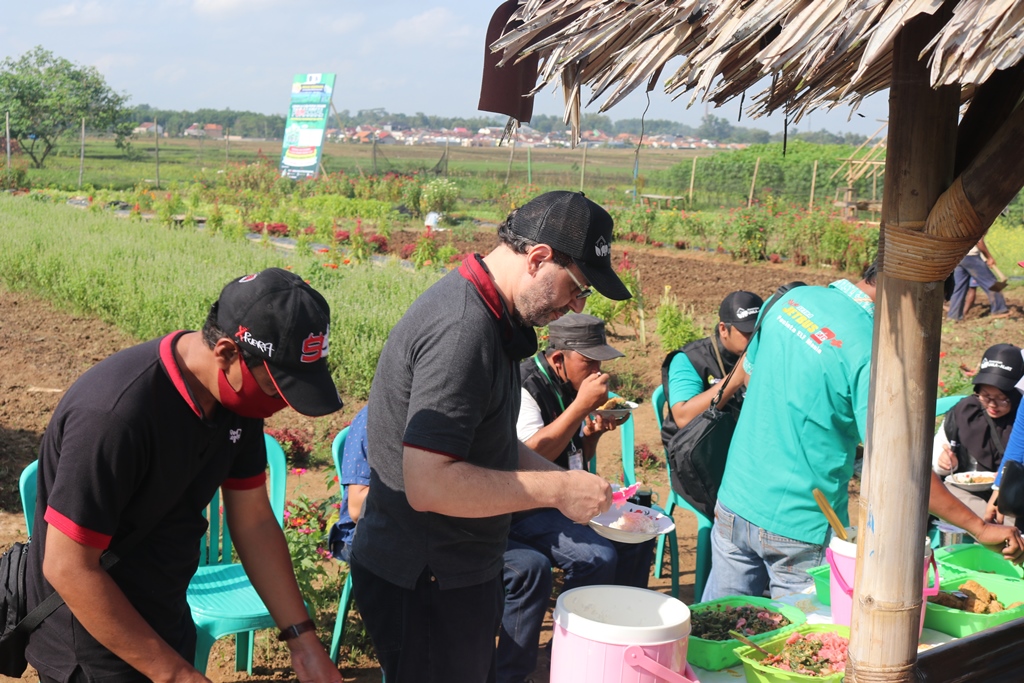 Wisawatan Asing Santap Pecel Organik di Agrowisata UM Metro