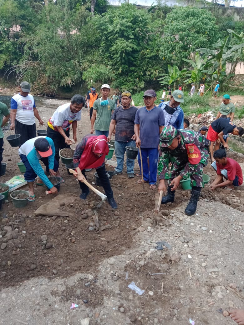 Babinsa Sukaraja dan Langkapura Gotong Royong Bersama Warga