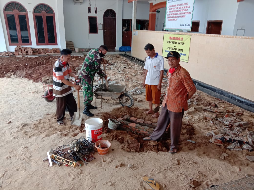 Babinsa Rajabasa Pemuka Bantu Warga Gotong Royong