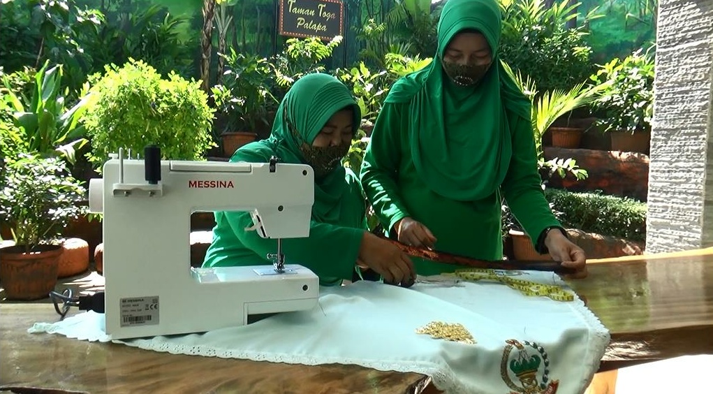 Persit Kartika Chandra Kodim 0410/KBL Buat Kerajinan Kalung Tapis