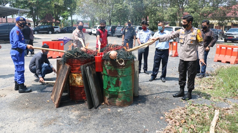 10 Alat Tangkap Ikan Ilegal Dibakar Polres Tuba