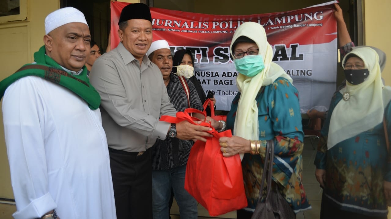 Sambut HUT RI ke-75, Jurnalis Polda Lampung Serahkan Bantuan ke Para Janda Wartawan