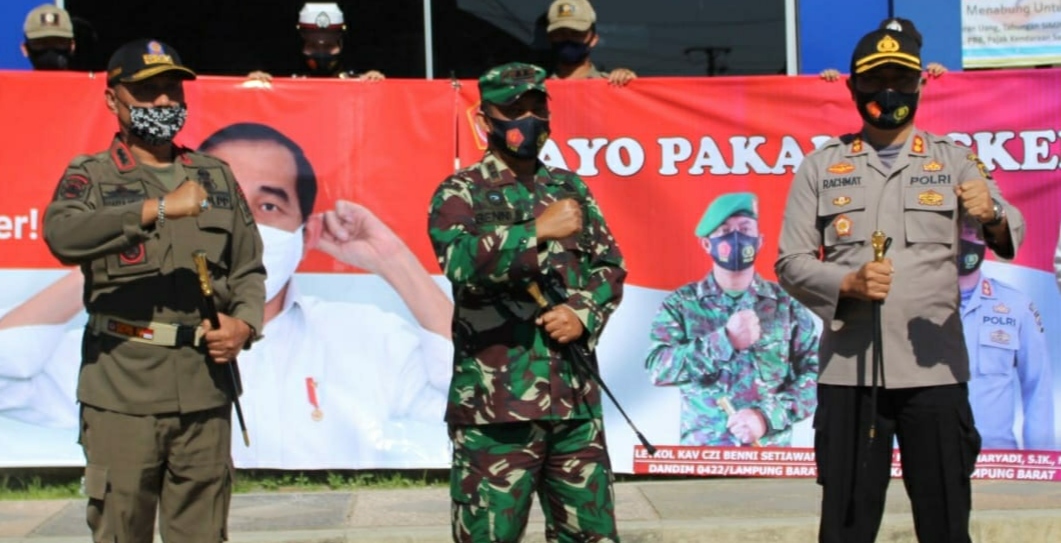 Pengendara Disetop, Lalu Diberi Masker