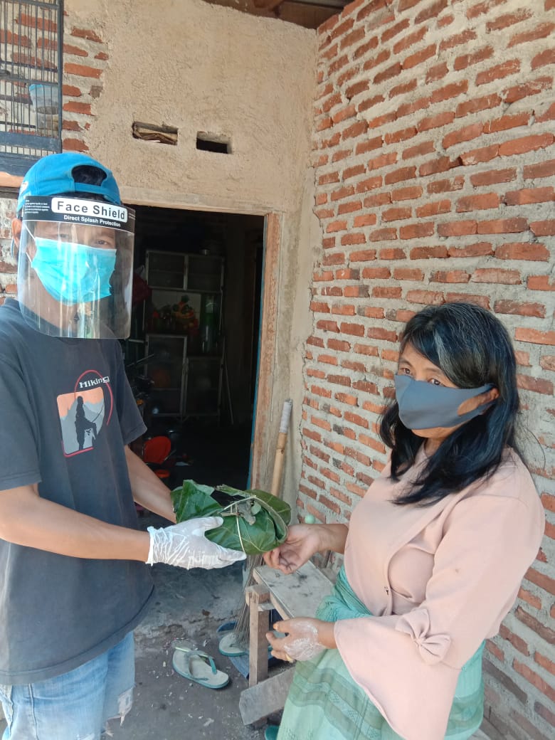 Tak Pakai Plastik, Warga di Kelurahan Ini Bungkus Daging Kurban Dengan Daun Jati