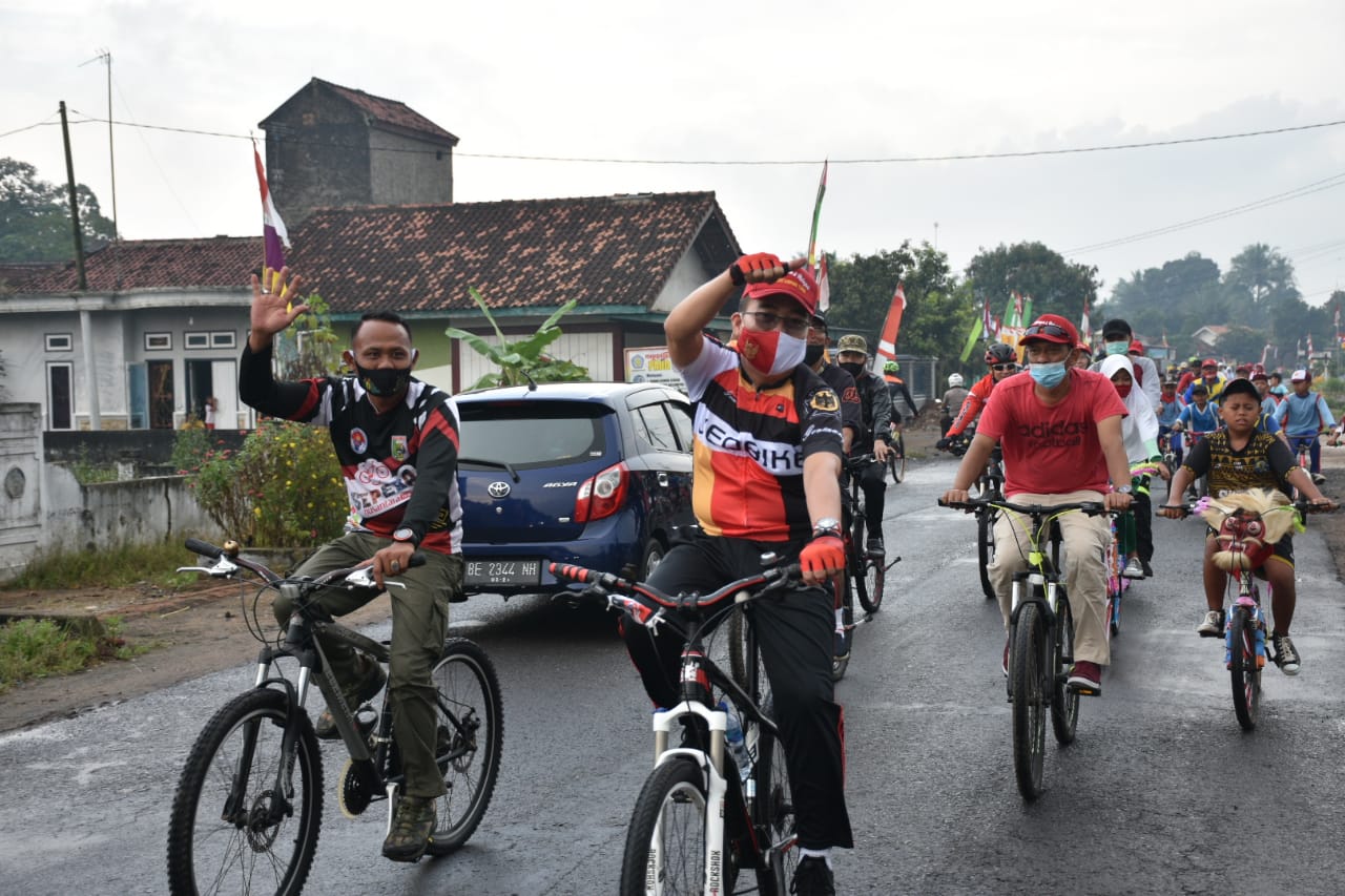 Meriahkan HUT RI, Bupati Lamtim Ikut Gowes Bareng Warga Sekampung