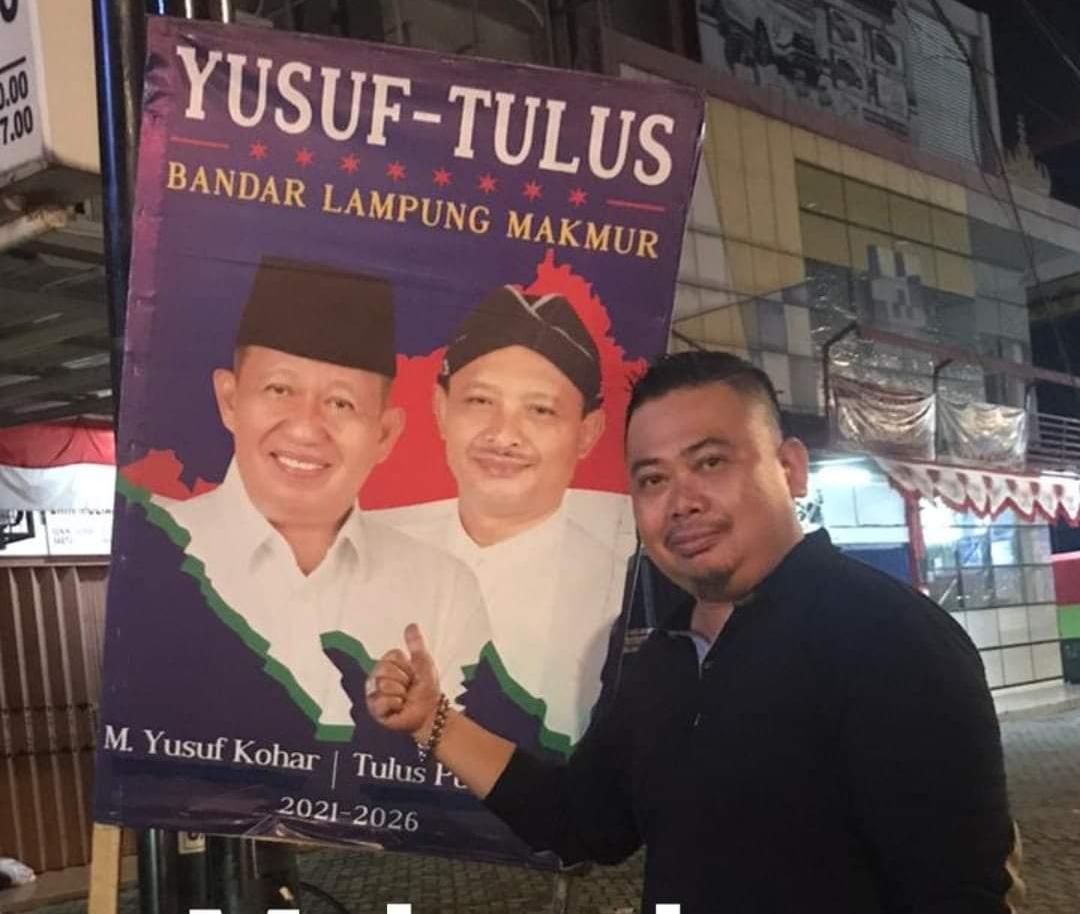 Ketua DPC Gerindra Kota Pose di Banner Yusuf Kohar, Isyarat ke Yutuber ?