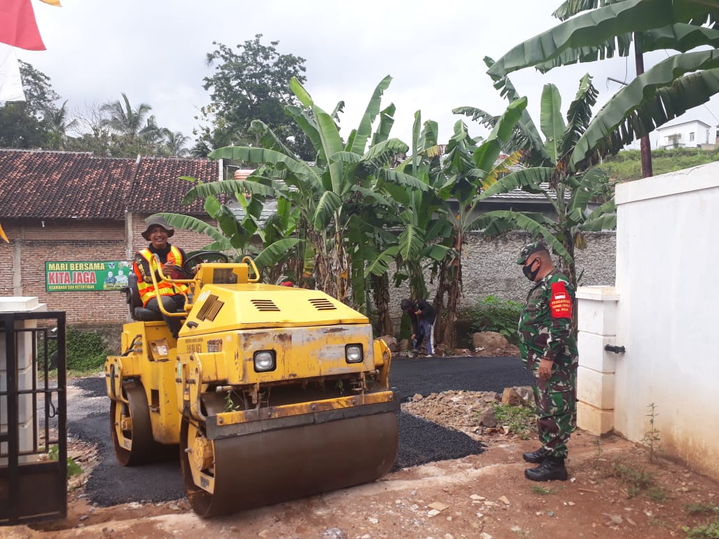 Babinsa Bilabong Jaya Pantau Perbaikan Jalan