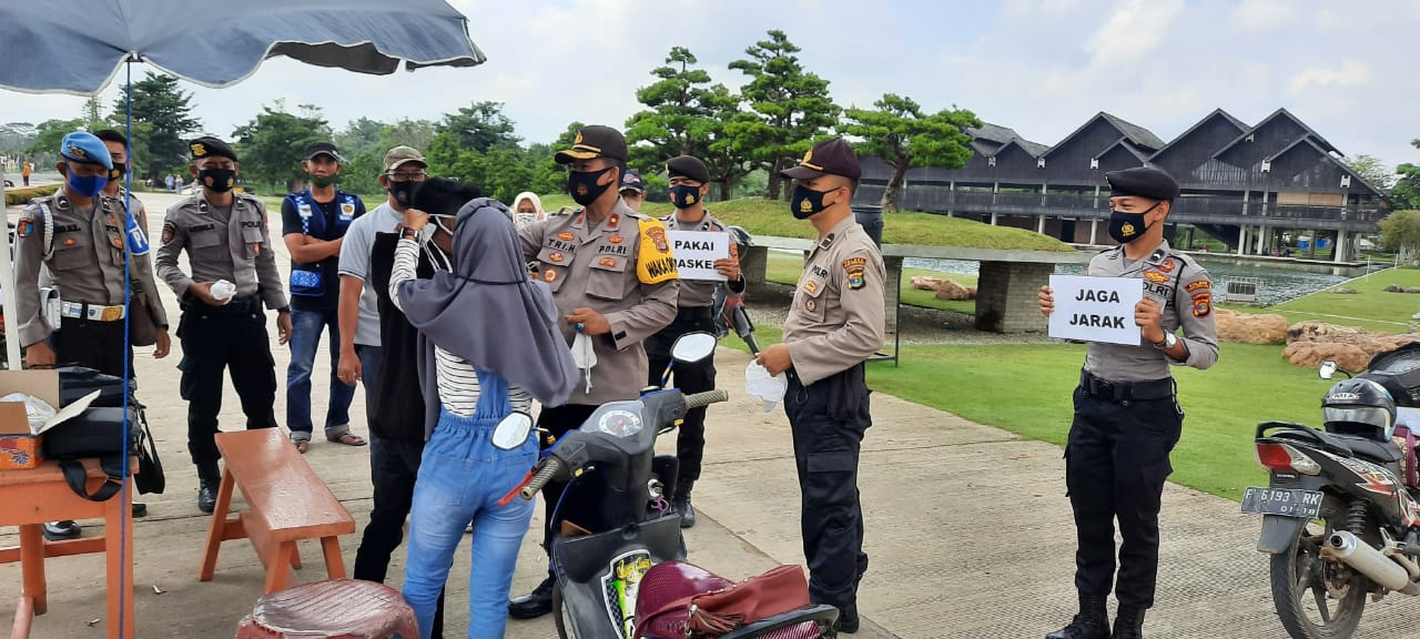 Ayo Cegah Covid-19 ! Polres Tubaba Bagi-Bagi Masker dan Sabun