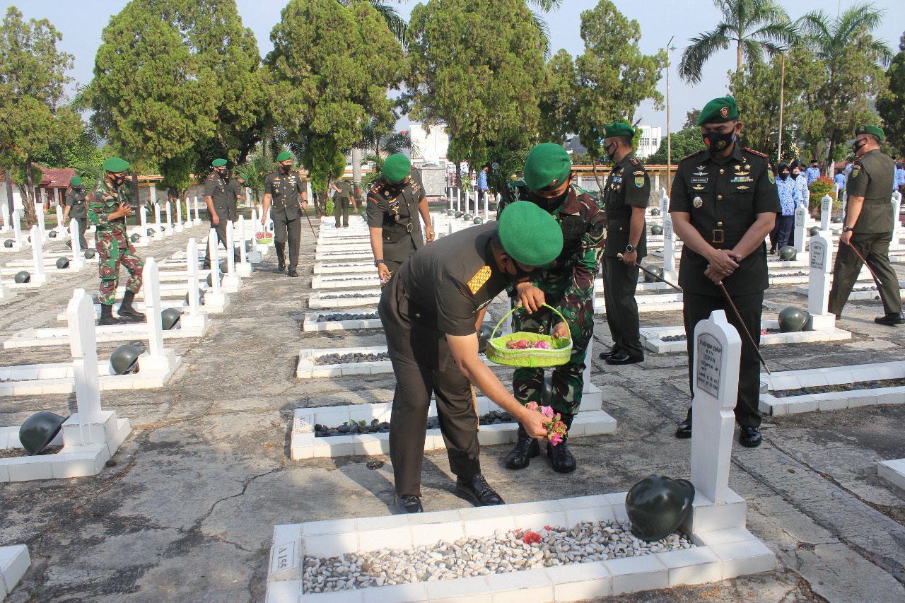 Dandim 0410/KBL Hadiri Ziarah Makam ke TMP Dalam Rangka HUT Korem 043/Gatam