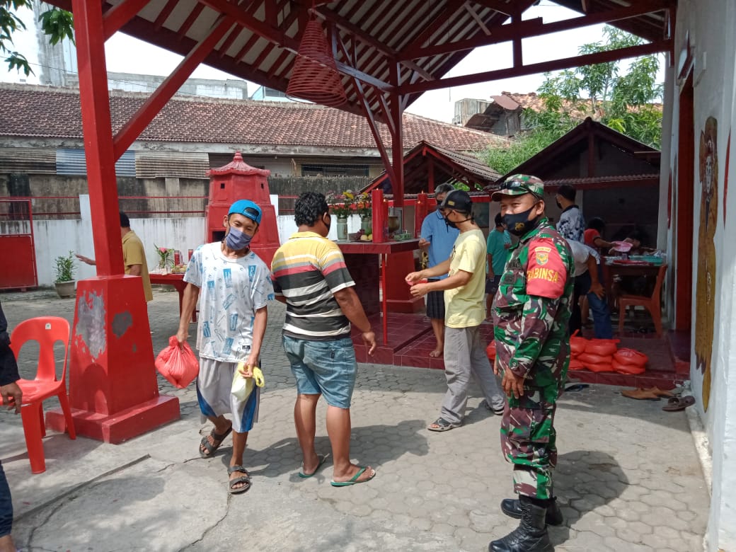 Jumat Peduli, Kodim 0410/KBL Bagikan Makanan ke Warga yang Salat