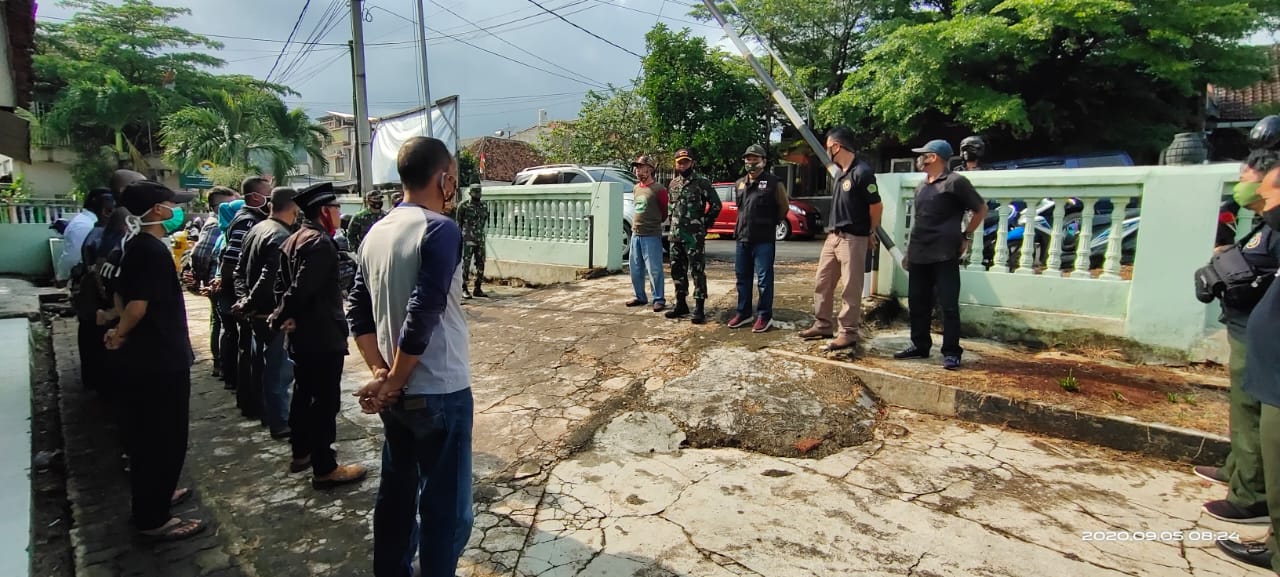 Koramil 410-TKP Gotong Royong Bersama KBT Bersihkan Kantor
