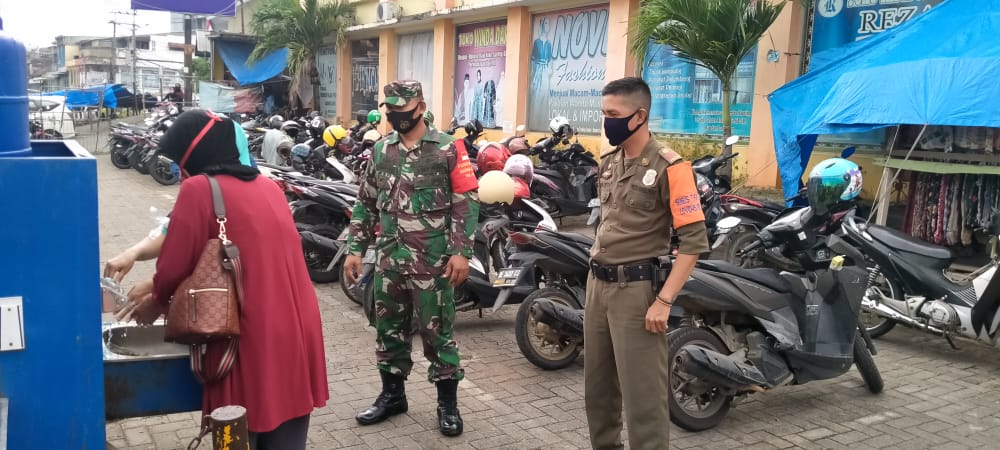 Bersama Satgas Kodim 0410/KBL Penegakan Disiplin di Pasar Bambu Kuning