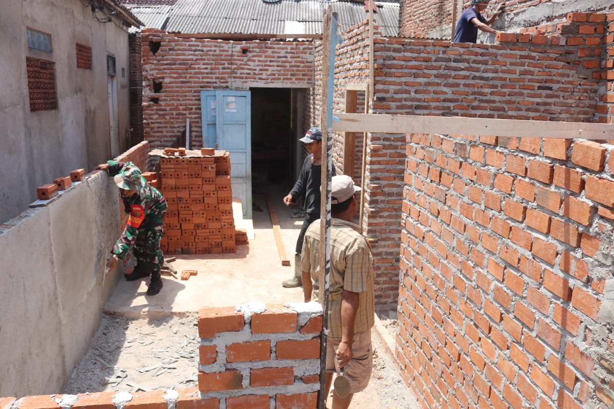 Bedah Rumah Milik Sucipto Dalam Rangka TMMD ke-109