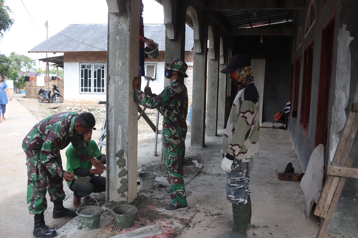 Gotong Royong Bedah Musala Dalam Rangka TMMD ke-109 Kodim 0410/KBL