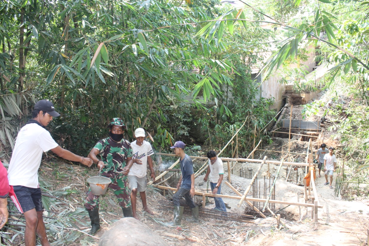 Dalam Rangka TMMD ke-109, Pembangunan Jembatan Terus Berlangsung