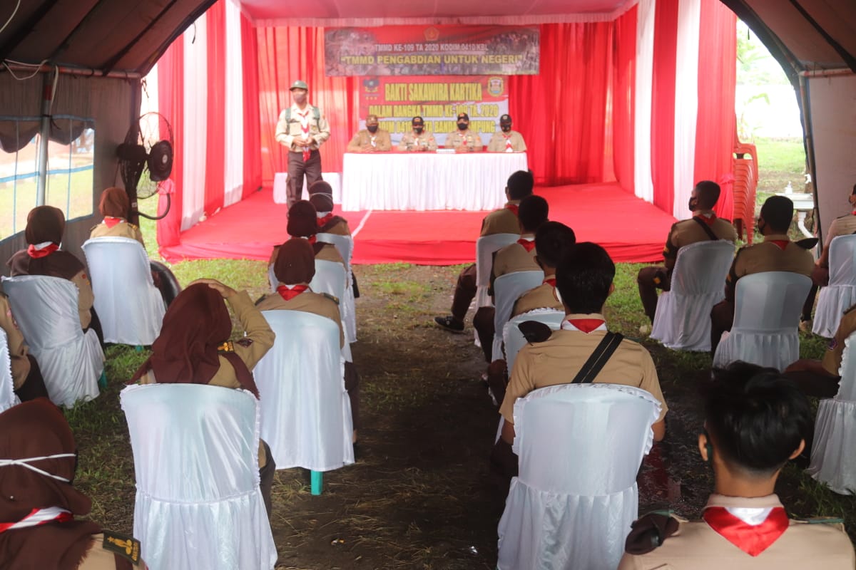 Pramuka Saka Wira Kartika Kodim 0410/KBL Ikut Bergotong Royong di TMMD ke-109