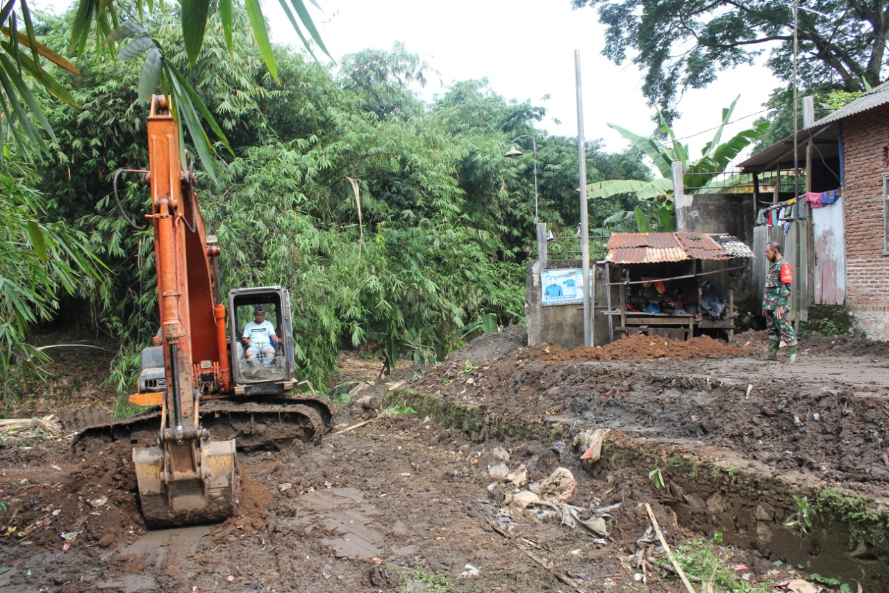 TMMD ke-109, Kodim 0410/KBL Dibantu Masyarakat Lakukan Peninggian Badan Jalan