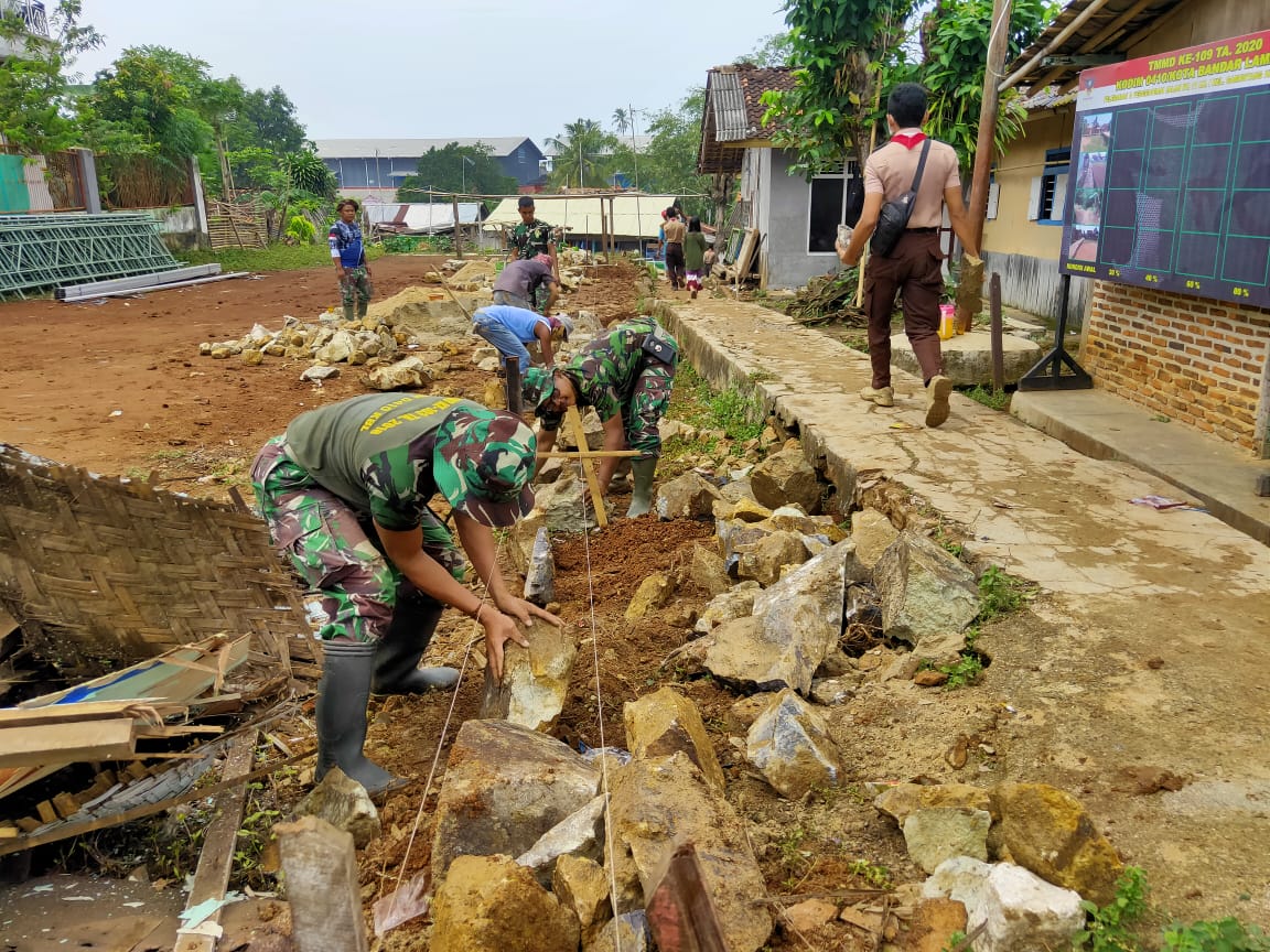 TMMD ke-109 Kodim 0410/KBL Terus Lakukan Pengecoran Jalan Kampung