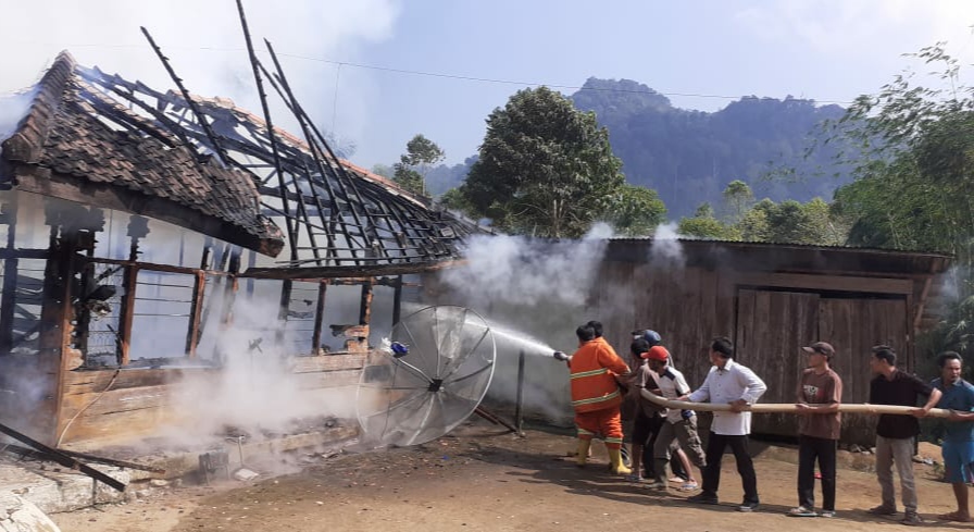 Ditinggal ke Pasar, Rumah Hangus Terbakar