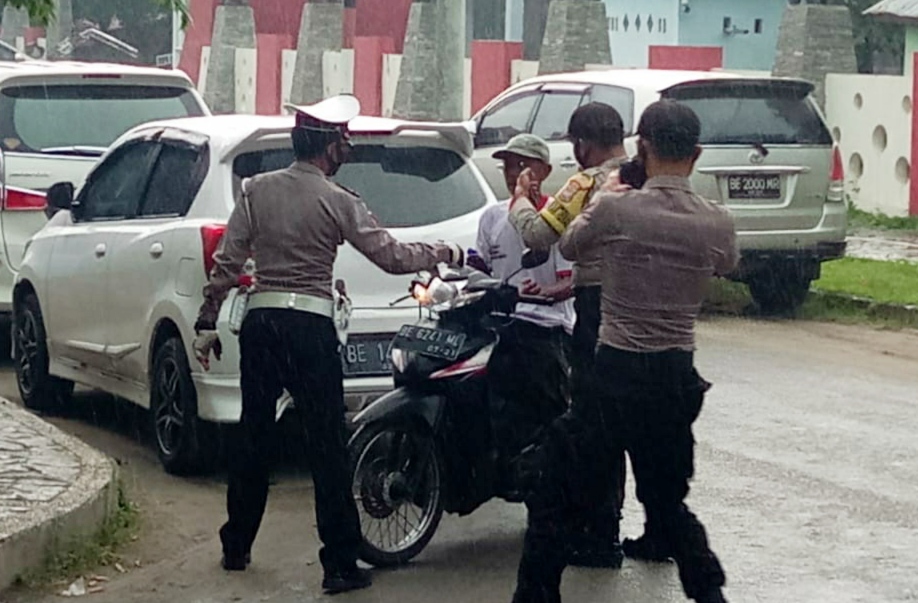 Sosialisasi Germas, Bagikan Masker untuk Masyakarat Pesbar