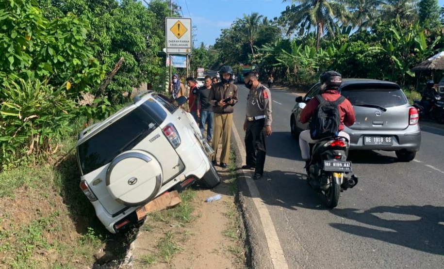 Randis Pemkab Pesawaran Kecelakaan, Satu Luka-luka