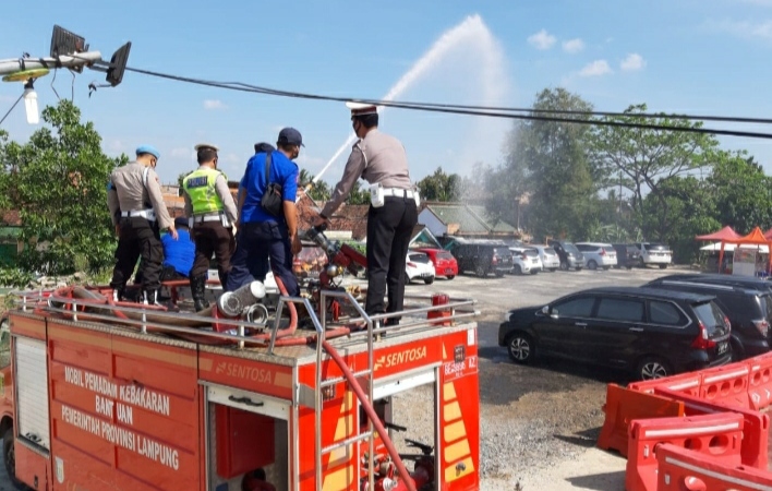 Tim Gabungan Sterilisasi Fasilitas Publik di Pringsewu