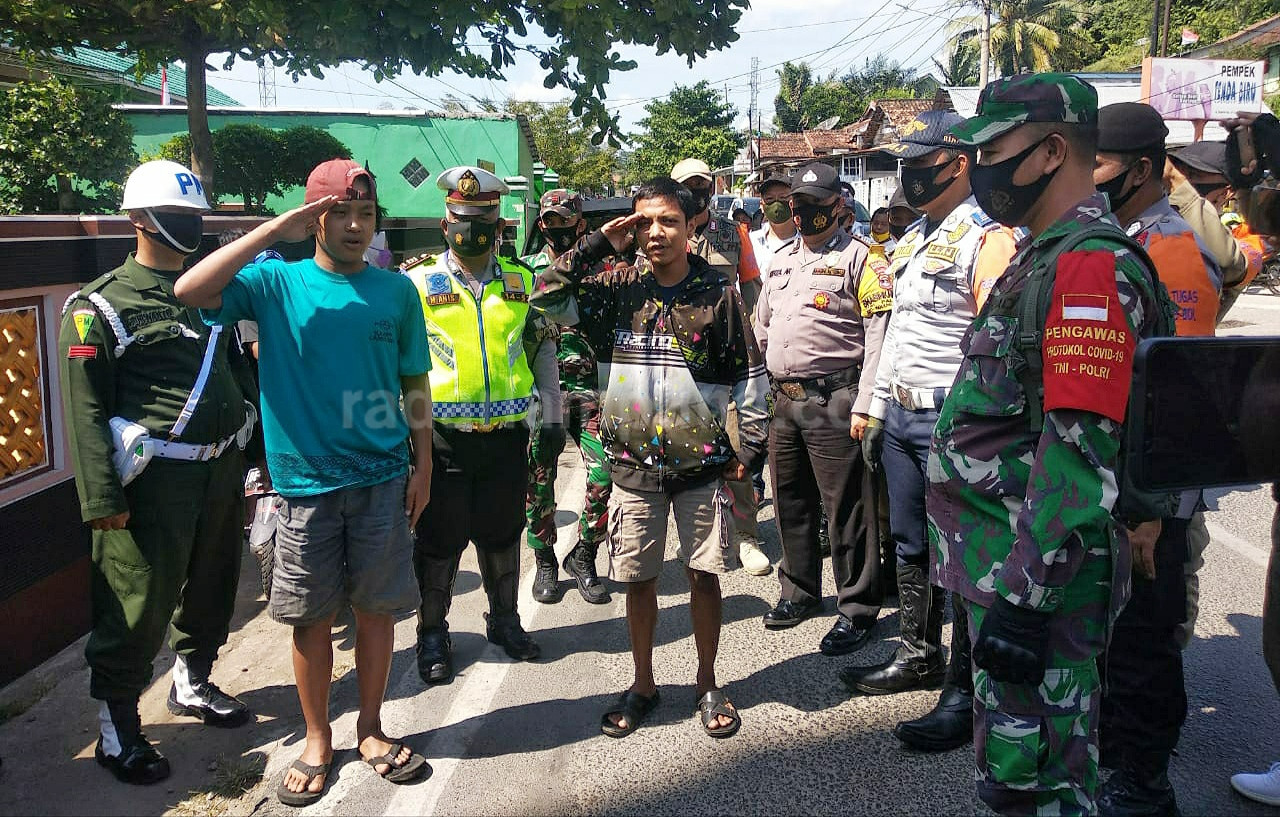 Santai, Tanpa Masker lewat Di Depan Polisi dan Tentara, Dihukum Deh