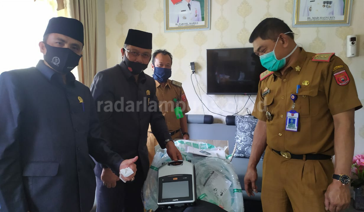 Ketua Fraksi Gerindra DPRD Lambar Cek Bantuan Ventilator di RSUDAU