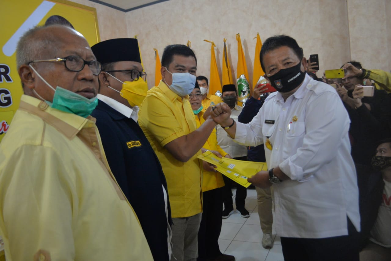 Serahkan B1KWK ke Delapan Paslon, Golkar Target 60 Persen Kemenangan