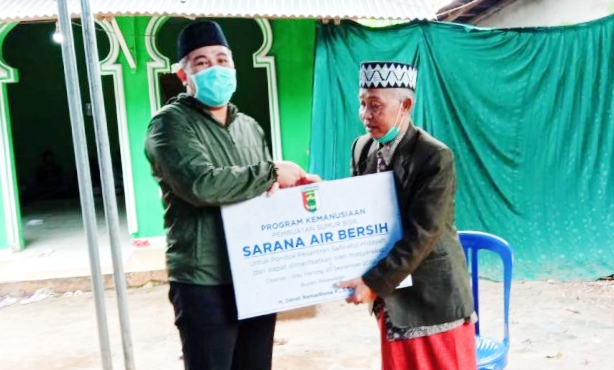 Sambangi Ponpes, Bupati Pesawaran Serahkan Bantuan Air Bersih