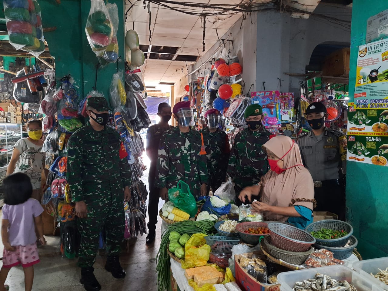 Tingkatkan Prokes di Pasar Panjang oleg Kodim 0410/KBL dan Gugus Tugas