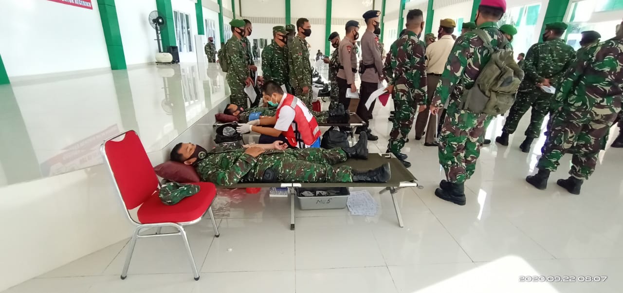 HUT TNI ke-75 Korem 043/Gatam, Personel Kodim 0410/KBL Turut Bakti Sosial