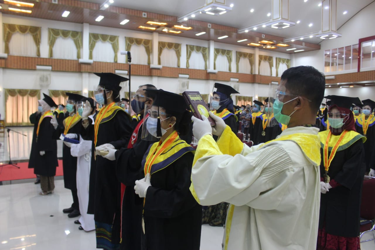 Poltekkes Tanjungkarang Gelar Wisuda Secara Drive Thru